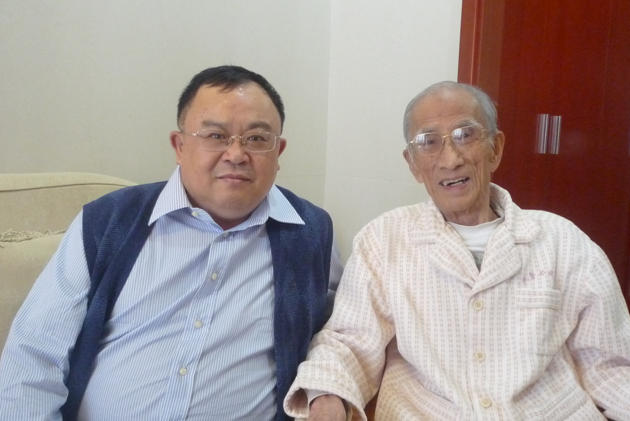 王德祿在武警總醫院第二次采訪(fǎng)顏鳴皋所攝,2011年。.JPG